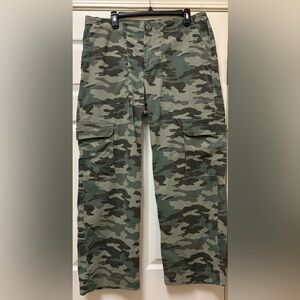 Universal Threads Women’s 16 Green Camouflage Cargo Pants
